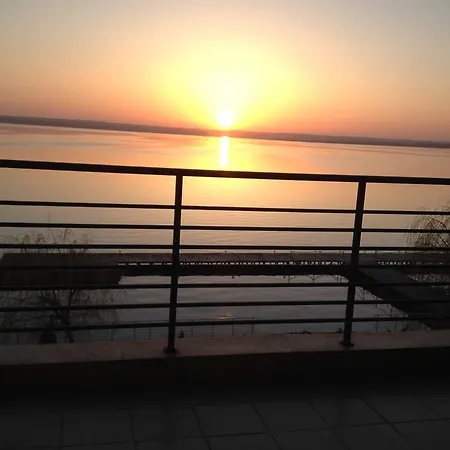 Lake Boutique Apartment Mamaia